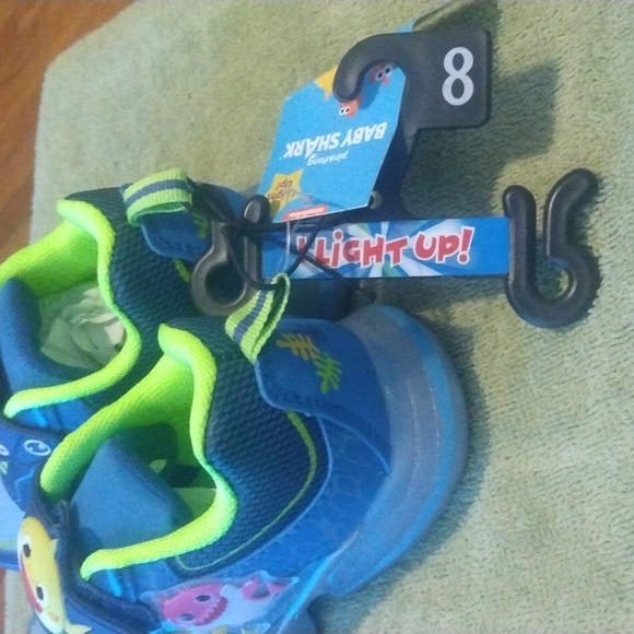 Brand new baby shark shoes kids (size 8) light-ups - Picture 5 of 5